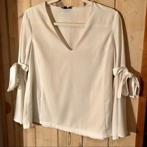 TOPSHOP BLOUSE WITH V NECK AND TIE SLEEVES